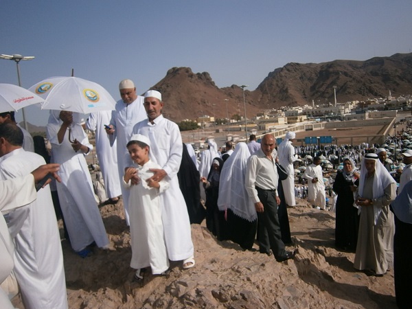 بالصور.. زوار المدينة يتوافدون على شهداء أحد وجبل الرماة