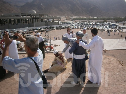 بالصور.. انتشار المتسوّلين على جبل الرماة