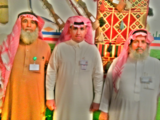 علم سعودي من الملك عبد العزيز يلفت أنظار زوار متحف قبيلة بلقرب
