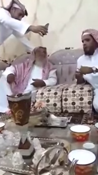 بالفيديو..سعودي يعقد قرانه عبر “الجوال” !