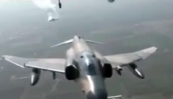 بالفيديو.. لحظة اشتعال النيران في طائرة حربية