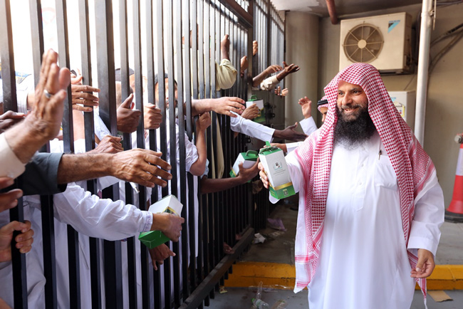 توزيع هدايا على ضيوف الرحمن في المسجد الحرام