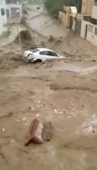 شاهد.. الأمطار تجرف المركبات وتقتحم منازل حي العمرة بمكة