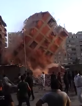 بالفيديو.. شاهد انهيار مبنى مائل في مصر وسط تجمهر الناس!