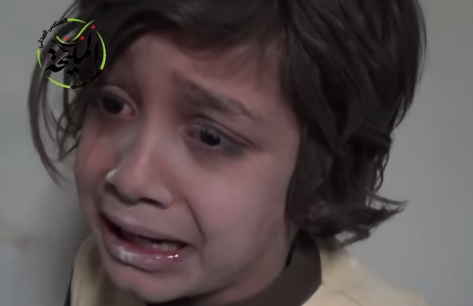طفل سوري يذرف الدموع: بشار “الله لا يوفقه” ضرب علينا