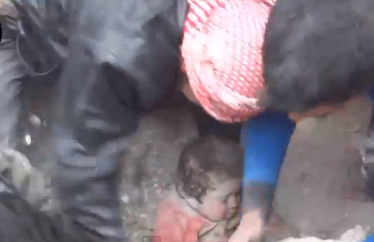 فيديو لاستخراج طفلة سورية حية من تحت الأنقاض
