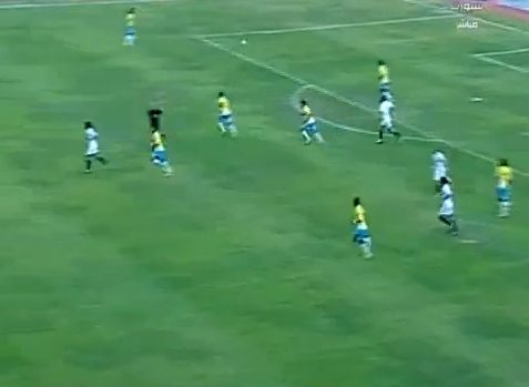 فيديو.. معلق مصري يترك المباراة ليعنف شخصاً بجواره