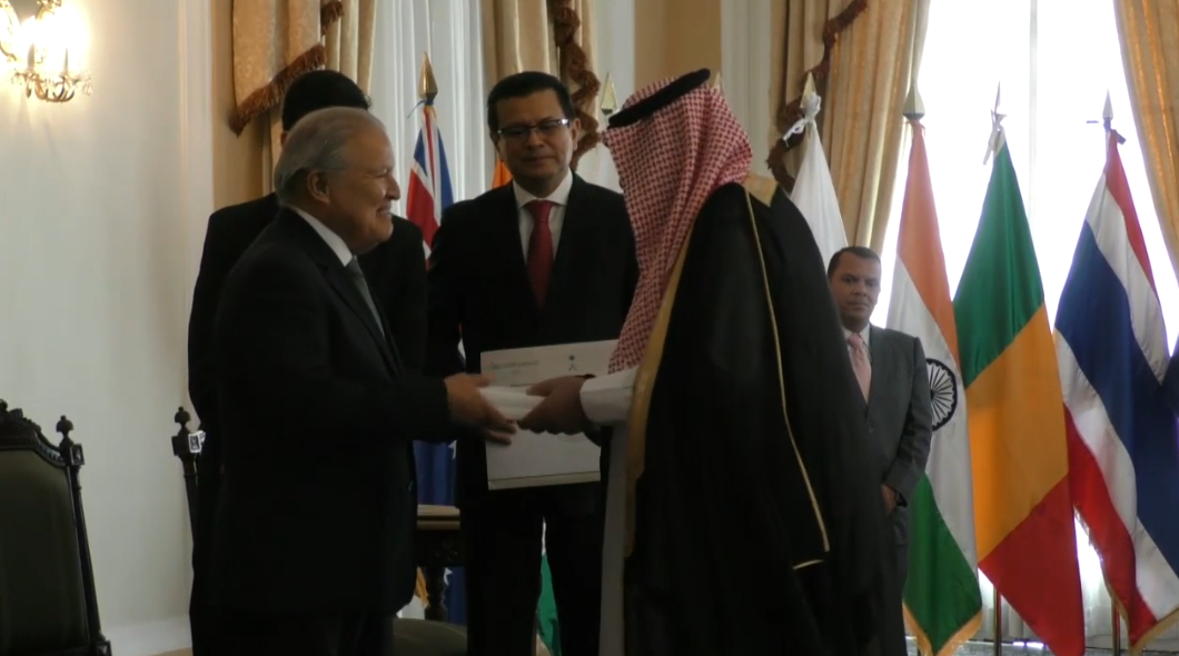 حماد الرويلي يقدم أوراق اعتماده سفيرًا غير مقيم لدى السلفادور