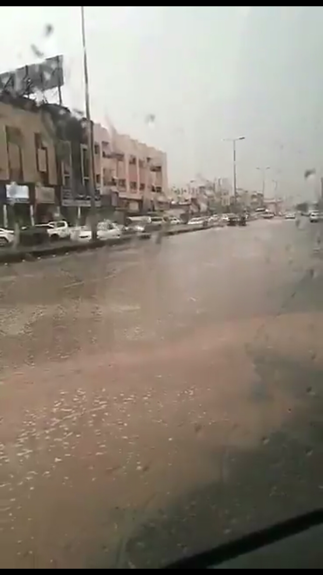 بالفيديو.. اختناقات مرورية بعد ارتفاع منسوب المياه في شوارع جازان
