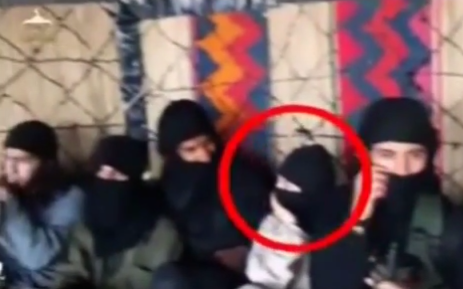 تداول صور لنساء مع أفراد من تنظيم “داعش” الإرهابي