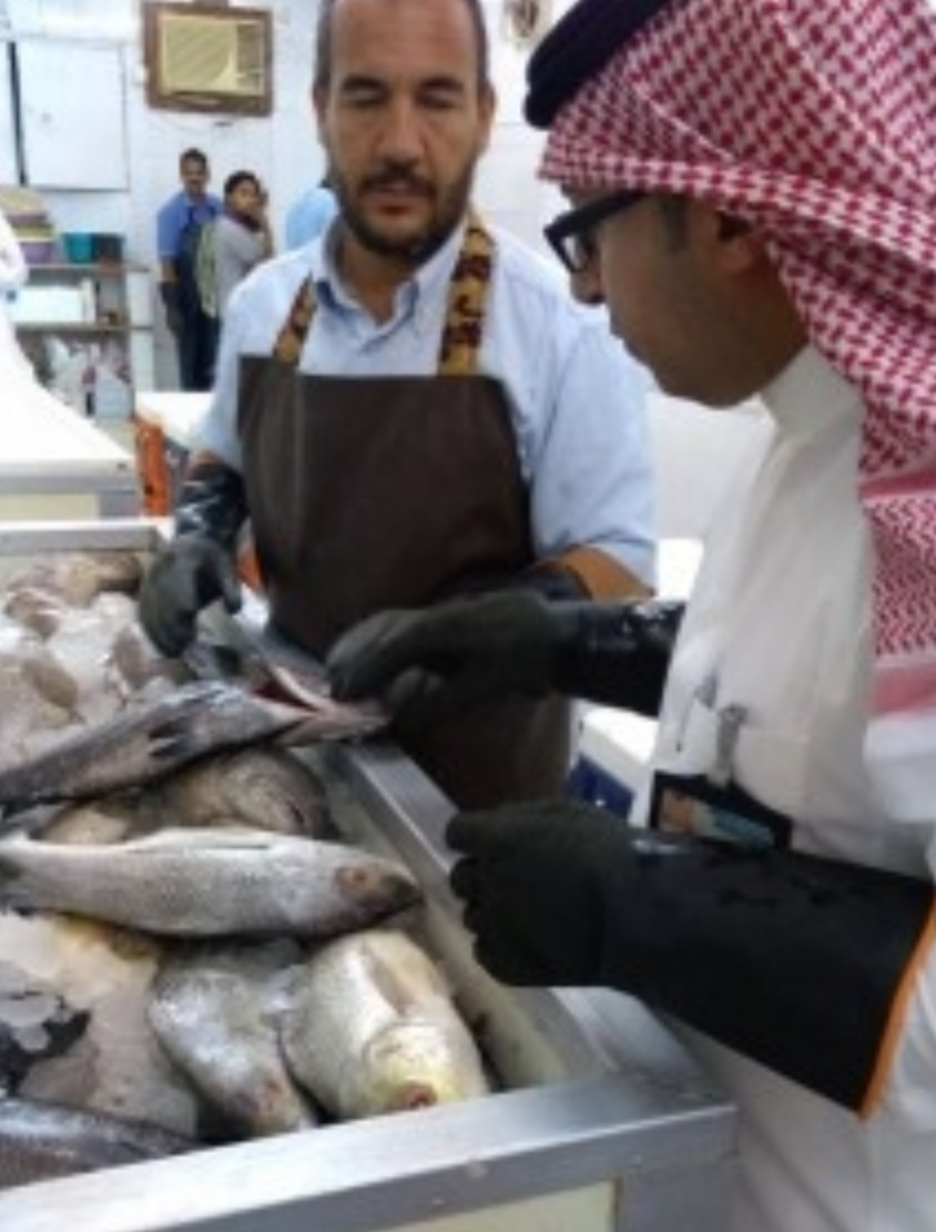 بالصور.. مصادرة 130 كجم أسماك فاسدة بالخفجي