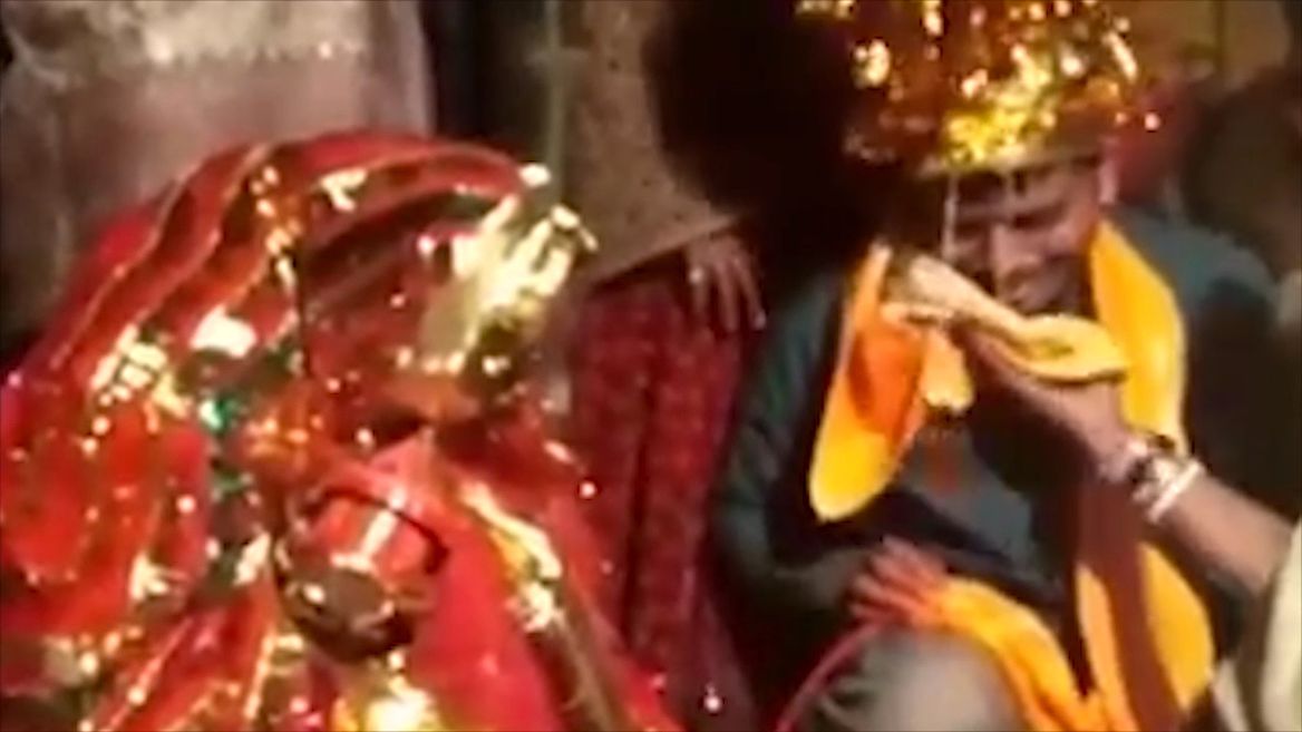 بالفيديو.. شاب هندي يبكي بعد اختطافه وإجباره على الزواج من فتاة تحت تهديد السلاح