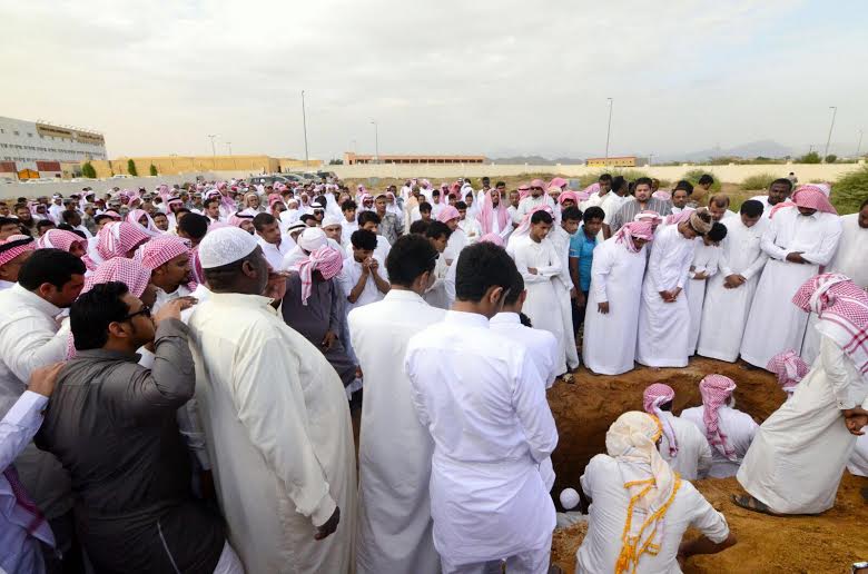 بالصور.. مسؤولو وأعيان العارضة يشيّعون شهيد الواجب "شراحيلي"