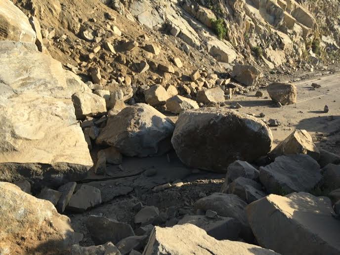 بالفيديو.. انهيار صخري بعقبة حزنة وأمير #الباحة يتابع مع الوزير