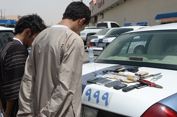 الإطاحة بسعوديين ارتكبا جرائم سلب تحت تهديد السلاح