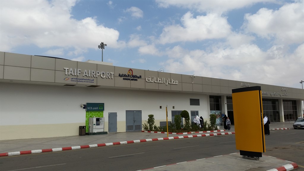 مطار الطائف الدولي يستقبل طيران السلام العُماني بالورد