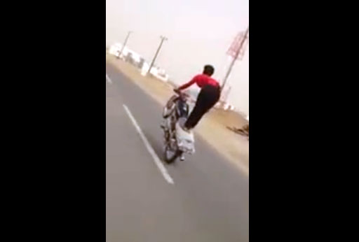 بالفيديو.. شاب سعودي يمارس مهارة خطيرة على دراجة نارية