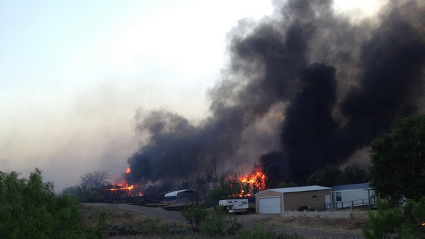 بالفيديو.. حريق في تكساس يجلي 2100 ويدمر 156 منزلا