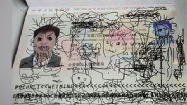 شخابيط طفل صيني على جواز سفر والده تمنعه من مغادرة كوريا