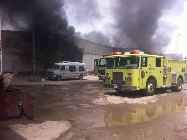 بالفيديو والصور.. مدني الرياض يباشر حريقاً بمركز لصيانة السيارات