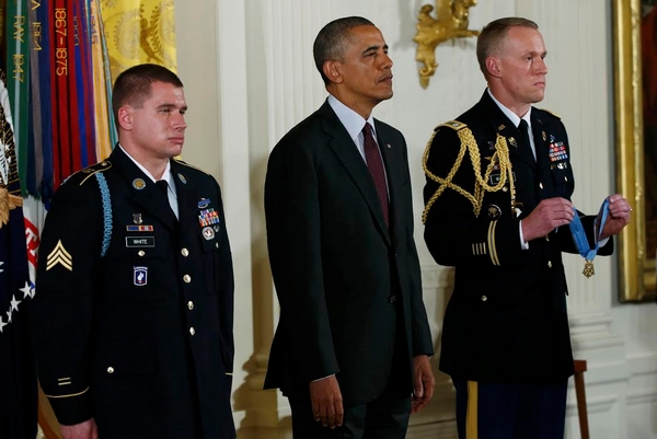 بالفيديو والصور.. أوباما يقلد ميدالية الشرف لسارجنت أمريكي