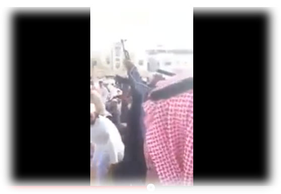 بالفيديو.. مسلح يشهر رشاشاً في مصلى  للعيد