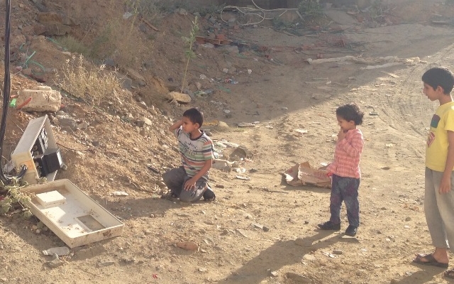 بالصور.. أطفال يلهون بجوار عدّاد كهرباء على الأرض بالمجاردة