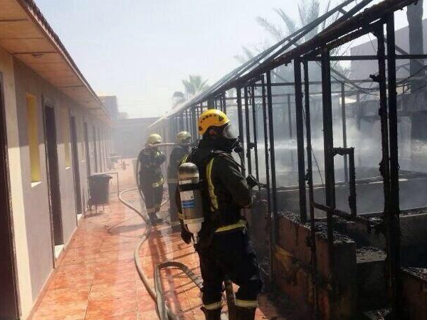 بالصور.. إخماد حريق في ١٢ خيمة بمقهى في تبوك
