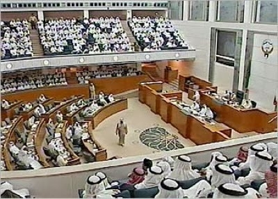 لجنة برلمانية كويتية توصي بإلغاء نظام الكفيل