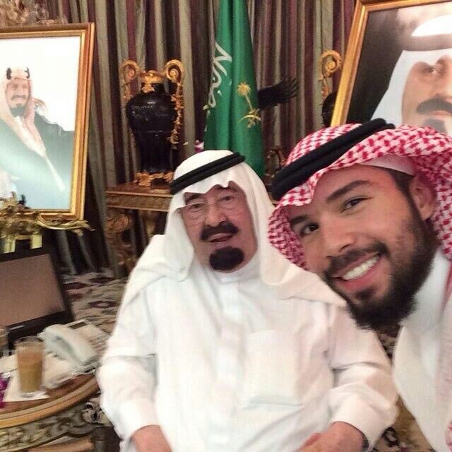 شاهد صورة سيلفي تجمع الملك وحفيده بدر بن سعود