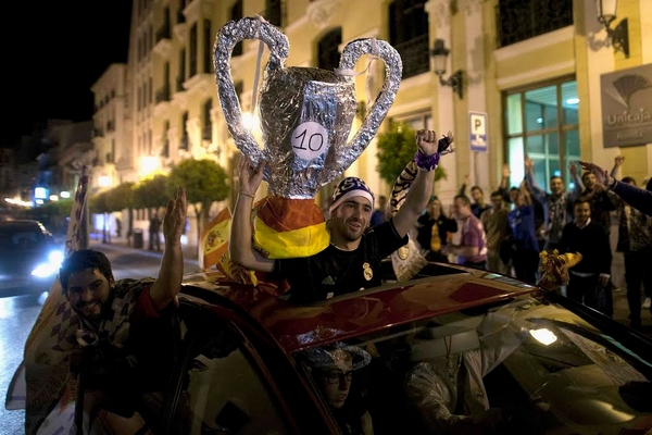 بالصور.. مشجعو ريال مدريد يحتفلون في ليلة من المشاعر المتناقضة