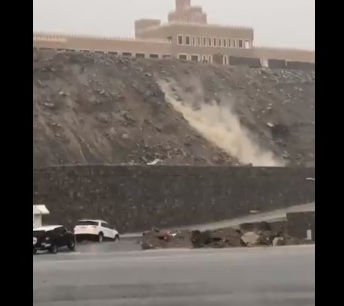 بالفيديو.. انهيارات ترابية بسبب أمطار جدة