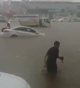 بالفيديو.. أمطار جدة تسقط خرافة رش السحب.. رحمة مَن يستطيع منعها؟!