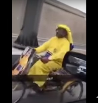 فيديو متداول.. مشجع نصراوي يعكس السير بدراجة هوائية بـ3 عجلات