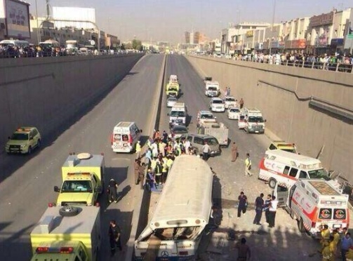 بالصورة.. سقوط حافلة يصرع وافدا ويصيب 60 بالرياض