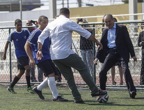 بالصور.. رونالدو يلعب في أحد أحياء الصفيح بريو دي جانيرو