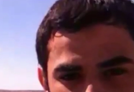بالفيديو.. “مجهول” يُبلغ عائلة سعودية بمقتل ابنهم في “سوريا”