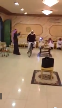 بالفيديو.. شاب سعودي يحضر زواجه بالسيكل!!