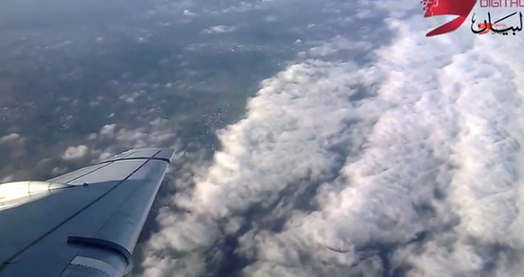 منظر جوي رائع لطائرة لحظة اختراقها السحب