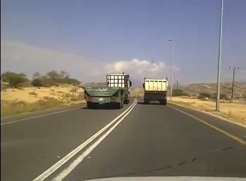 بالفيديو.. تريلا طائشة تتجاوز 130 كم/الساعة على طريق محايل – بارق