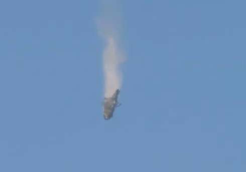 بالفيديو.. سقوط طائرة سورية أمطرت بلدة داريا بالبراميل المتفجرة