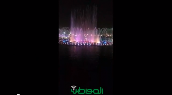 بالفيديو.. “النافورة الراقصة” بمتنزه الملك عبدالله تجذب الأهالي
