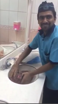شاهد.. عامل يغسل “لحوم أحد المطاعم” في دورة المياه