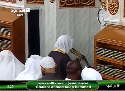 بالفيديو.. المصلون بالمسجد النبوي يبكون على صوت التلاوة الحجازية