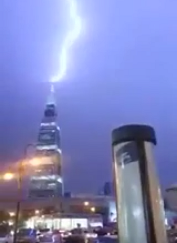 بالفيديو..وميض البرق يُضيء برج الفيصلية