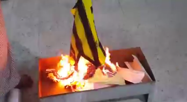 بالفيديو … مشجع اتحادي يحرق شعار ناديه بعد مباراة النصر !