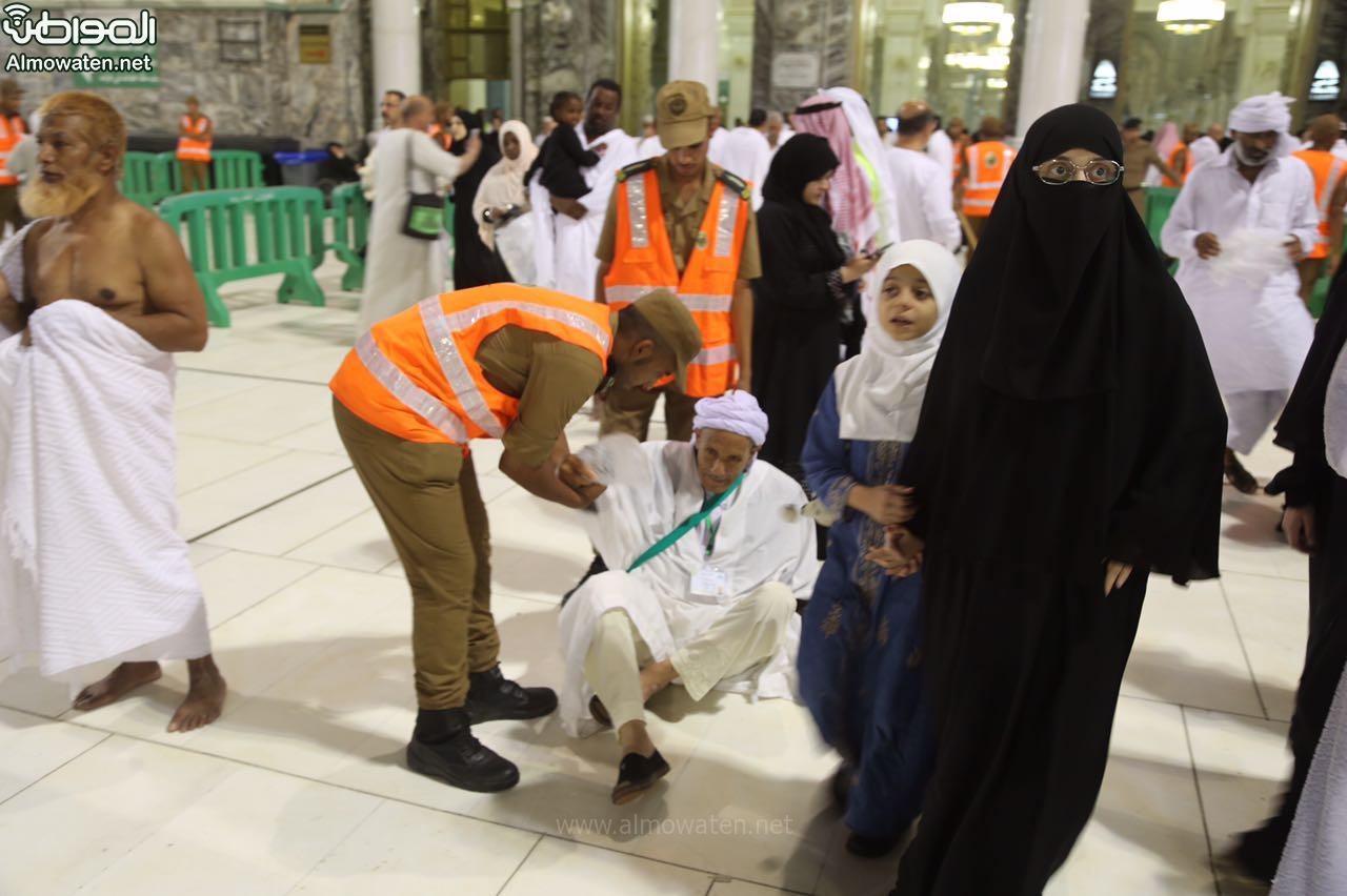 بالصور.. “المواطن” توثق جهود أمن المسجد الحرام في مساعدة المعتمرين والزوار