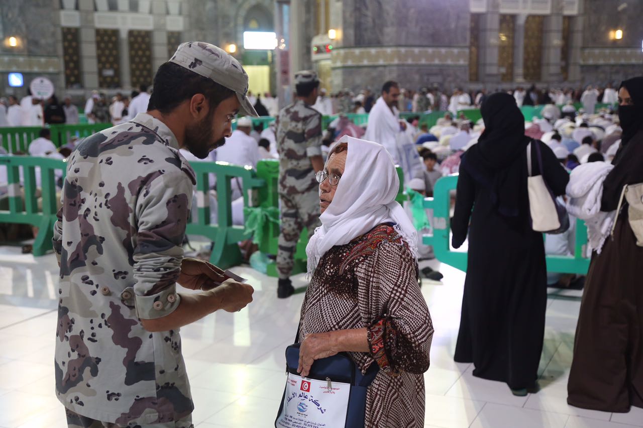 رجال الأمن .. إنسانية وعين ساهرة لحماية ومساعدة المصلين في المسجد الحرام