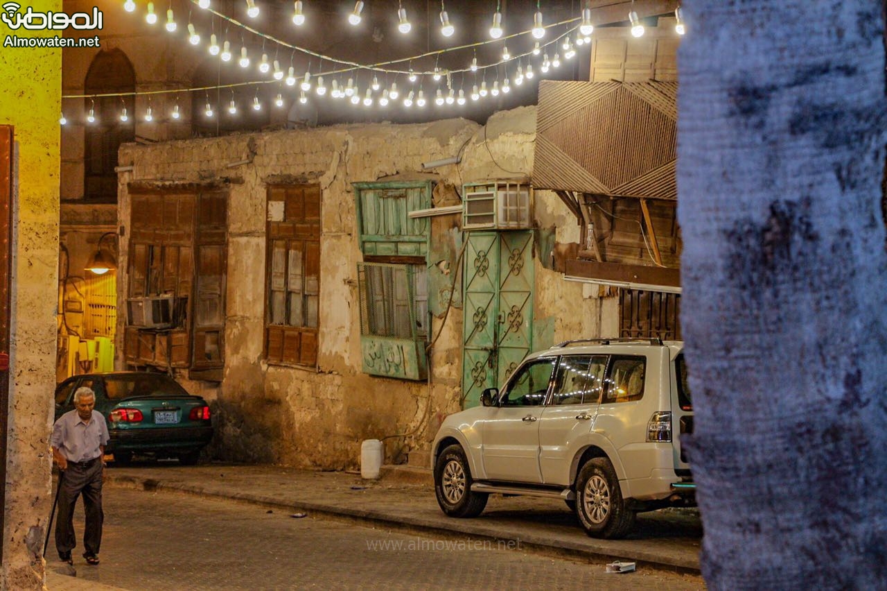 بالصور.. رمضان في أحياء جدة القديمة : فوانيس وبسطات للكبدة والبليلة