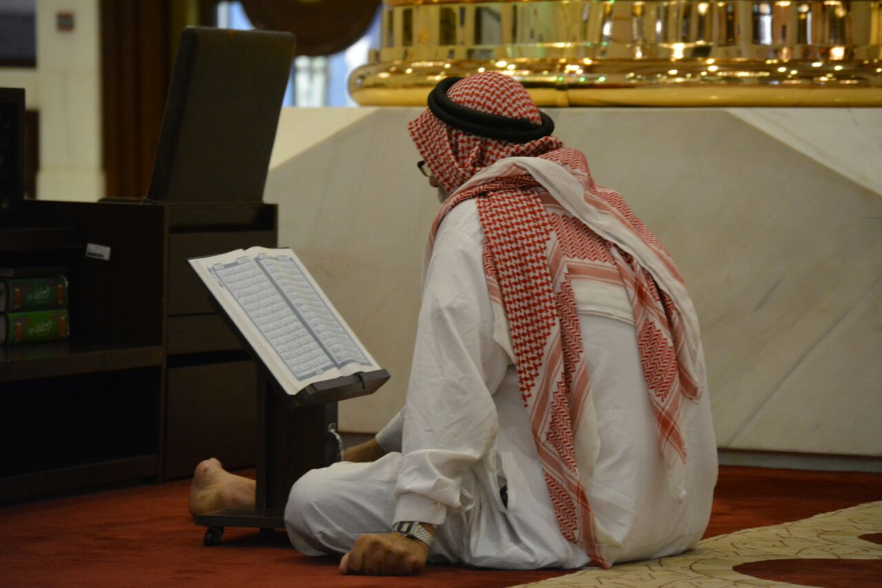 صور مؤثرة.. الصائمون في مساجد مكة يتسابقون على قراءة القرآن